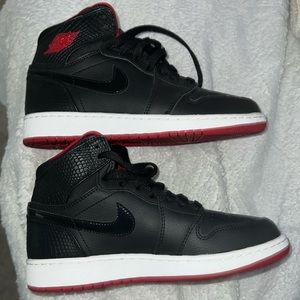 Air Jordan 1 Mid retro 'Black Red and White’
